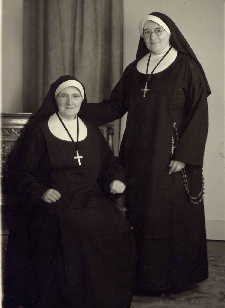 Anna Maria Johanna Helsloot 1901 (zittend) en Alida Elisabeth Maria Helsloot 1895