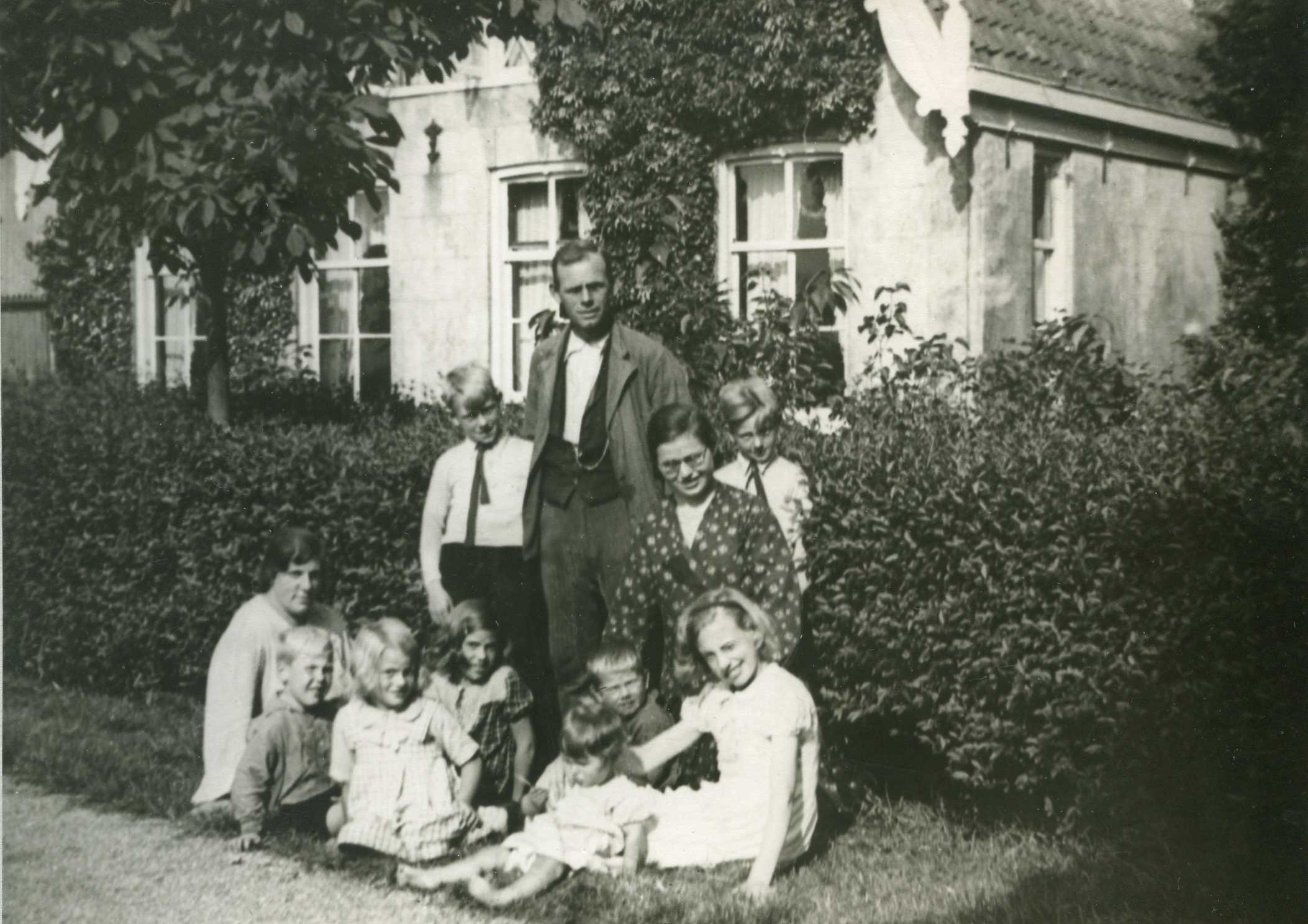 Boerderij Meerzicht met familie Van Duijnhoven (ca1940)