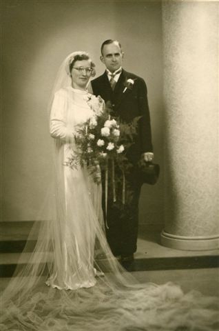 carolina_christina_hendrika_helleganger_1908_trouwfoto.jpg