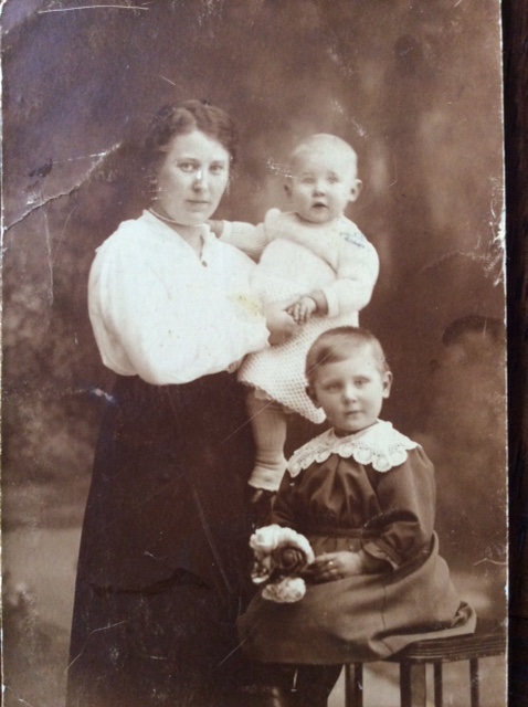 Elisabeth van Wijngaarden met Margaretha Helleganger 1916 en zittend Dorothea Margaretha Helleganger 1914