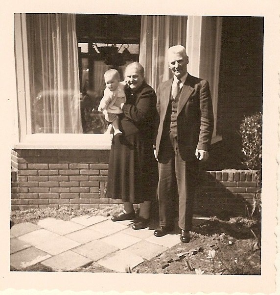 Klik voor foto in apart venster francisca_johanna_maria_helsloot_1888_en_daniel_de_mooij_met_kleindochter_karin_de_mooij__1958_.jpg