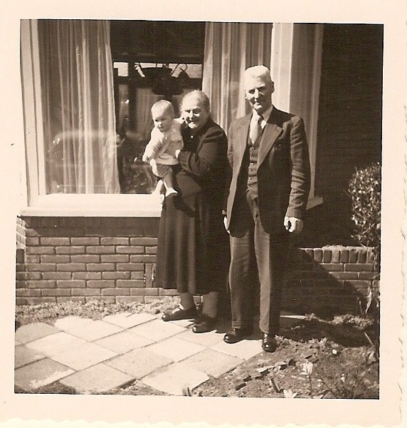 Francisca Johanna Maria Helsloot 1888 en Daniel de Mooij met kleindochter Karin de Mooij (1958)