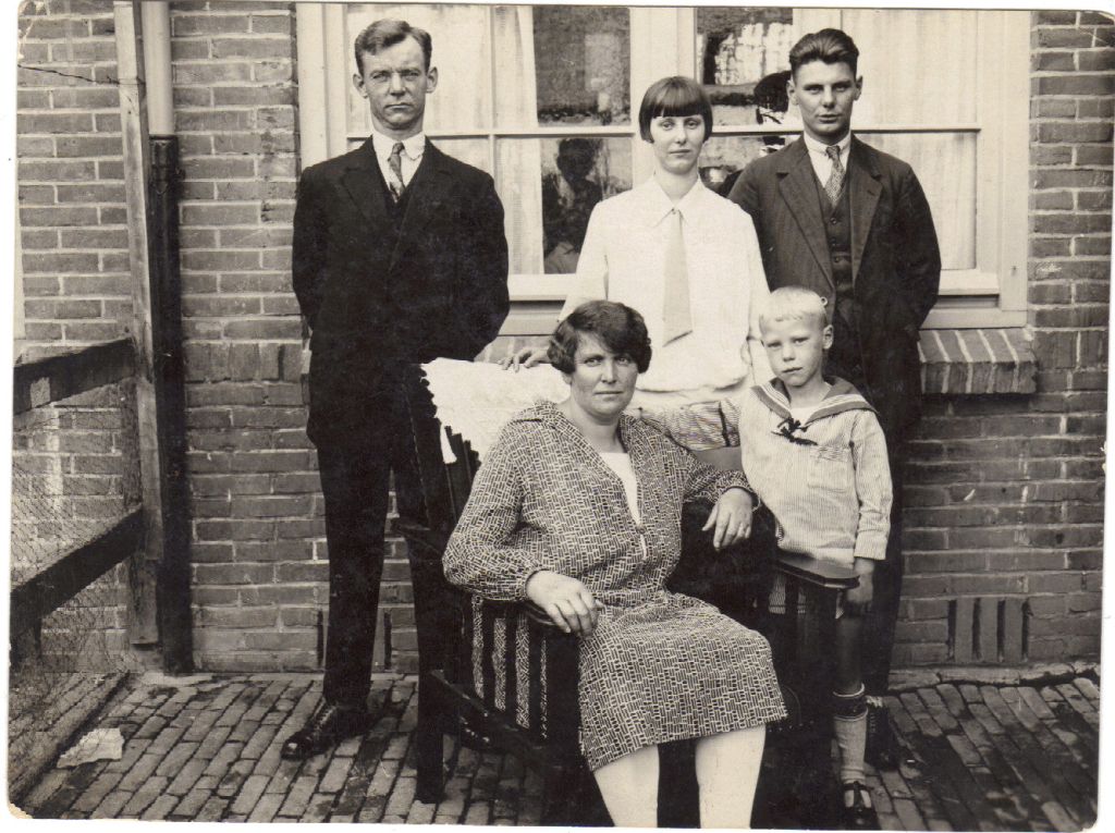 Klik voor foto in apart venster gerritje_van_der_kemp_familiefoto.jpg