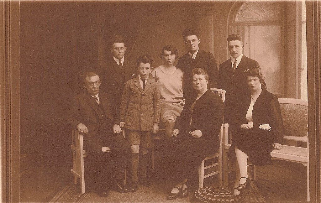 Hendrika Buter met gezin en aanhang
