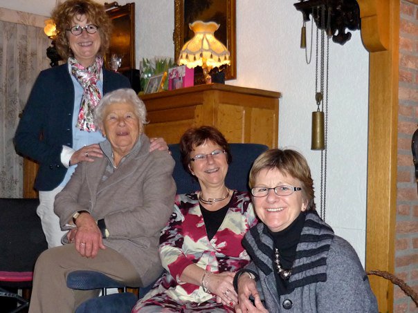 Hendrika Charlotta Christina Lauxstermann met dochters (2011)