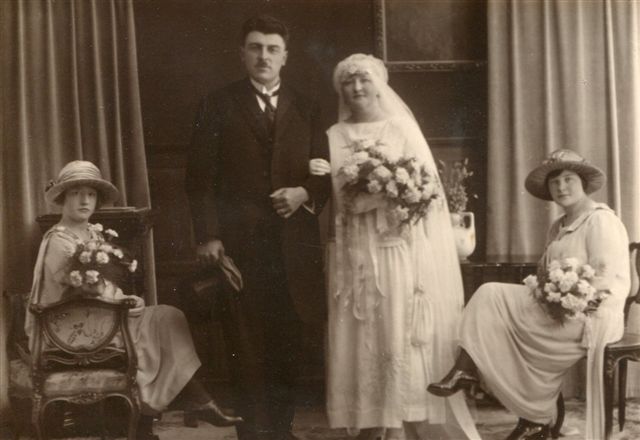 Hendrika Petronella Helleganger 1895 trouwfoto met als bruidmeisjes Bertha en Marie