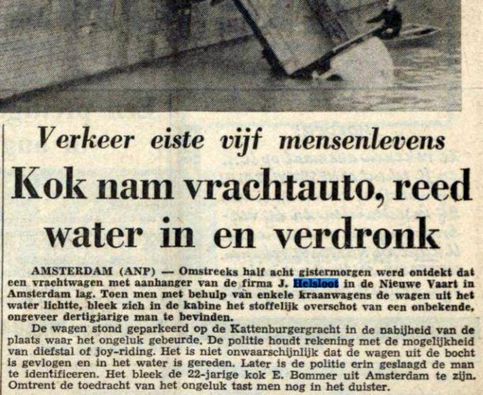 Klik voor foto in apart venster j._helsloot_transport_auto_in_het_water___friese_koerier_21-7-1961_ii.jpg