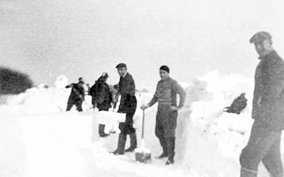 Jacobus Anne Helsloot 1915 3e van rechts sneeuwruimen Duinweg Texel februari 1942