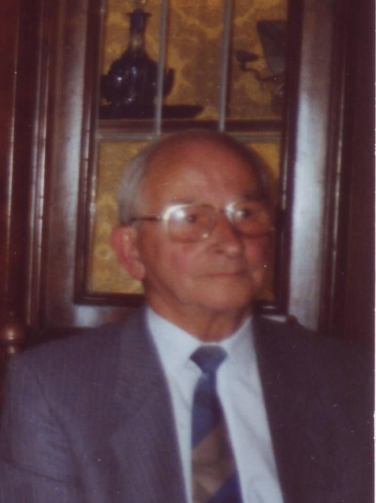 Klik voor foto in apart venster jacobus_hendricus_antonius_helsloot_1906__augustus_1989_.jpg