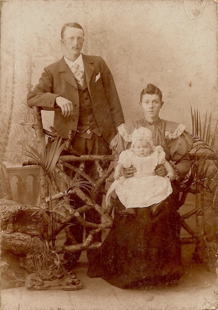 Jan van Oosten 1873 en Jennigje Buter met Jozina van Oosten (ca 1899)