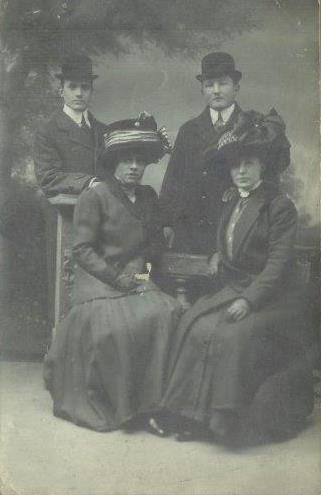 Joannes Gerardus Maria Helleganger 1891 en Elisabeth van Wijngaarden met 2 onbekenden