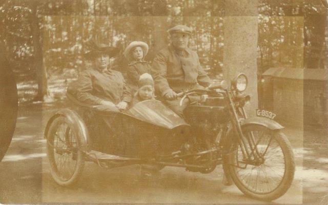 Joannes Gerardus Maria Helleganger 1891 en Elisabeth van Wijngaarden met dochters Dorothea Margaretha en  Margaretha
