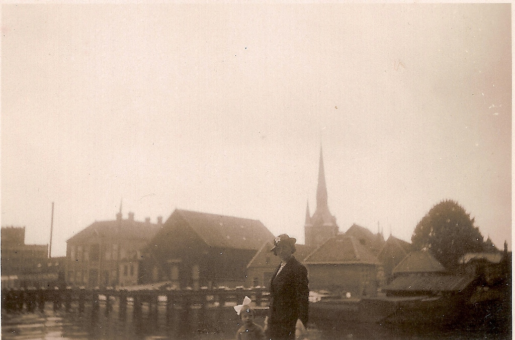 Johanna Maria van der Torre 1908 en Johanna Maria van Oosten 1933 (Zaandam, 1936)