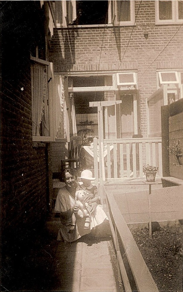 Johanna Maria van der Torre 1908 en Johanna Maria van Oosten 1933 woning Mozartstraat (1936)