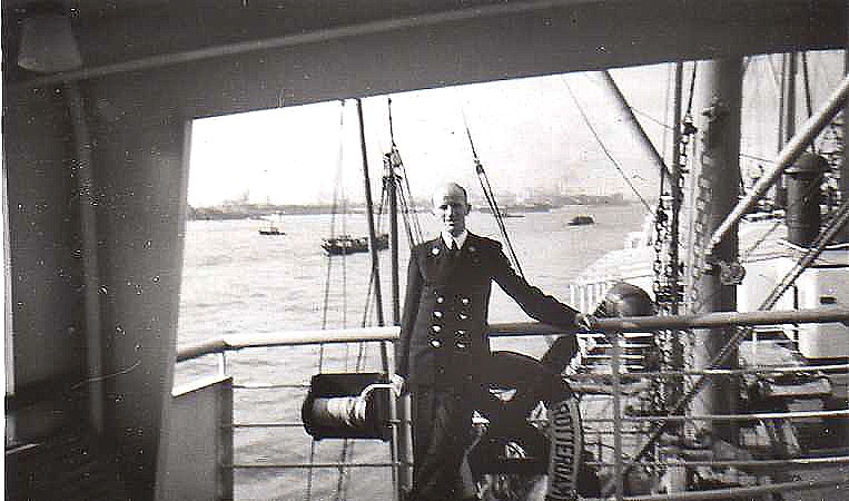Johannes Cornelis Theodorus Helsloot 1920 ms Mataram - Rotterdam - Verpleger schrijver Jan Helsloot klaar voor de reis (1950)