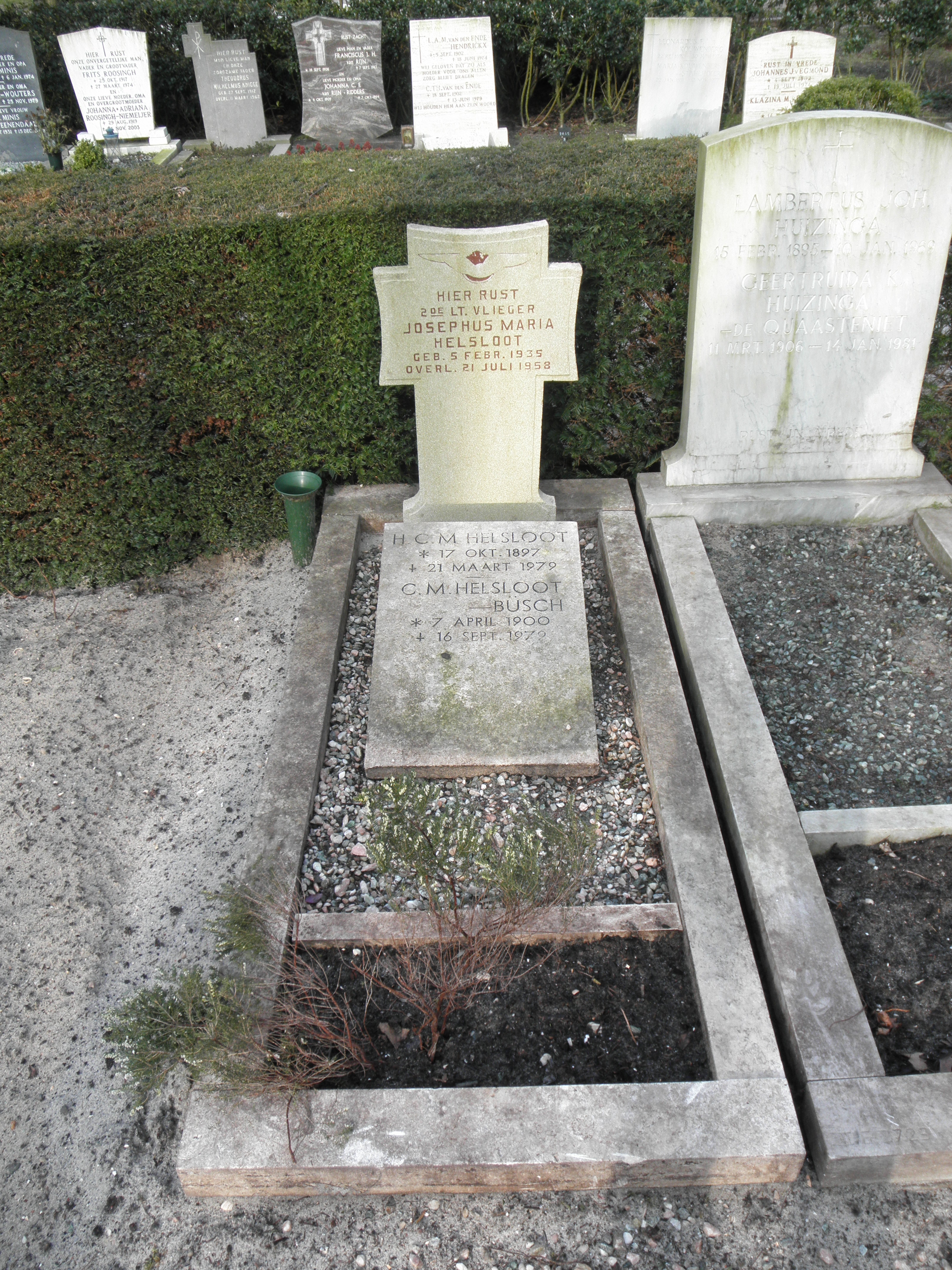 Klik voor foto in apart venster josephus_maria_helsloot_1935_grafsteen.jpg