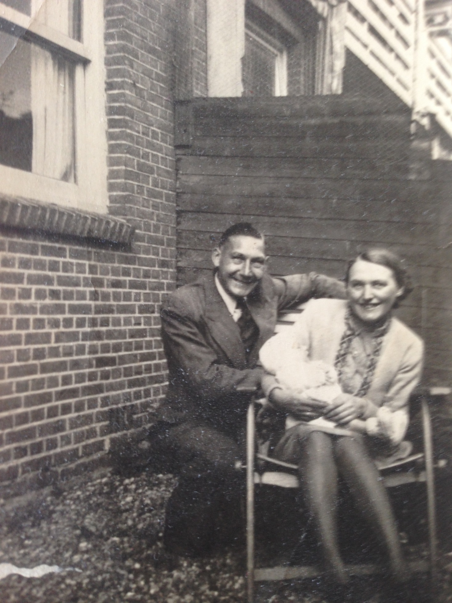 Klik voor foto in apart venster lodewijk_helsloot_1911__martina_kempff_en_aaltje_helsloot_1943__28-08-1943__.jpg