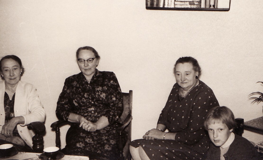 Klik voor foto in apart venster margaretha_johanna_kramer__claziena_maria_kramer_en_catharina_clasina_kramer.jpg