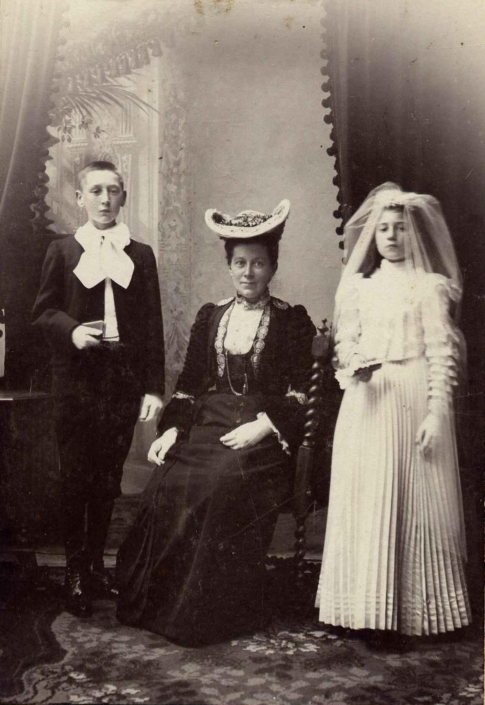 Maria Bon 1861 met Theodorus Johannes Antonius Helsloot 1894 en Alida Elisabeth Maria 1895 (heilige communie)