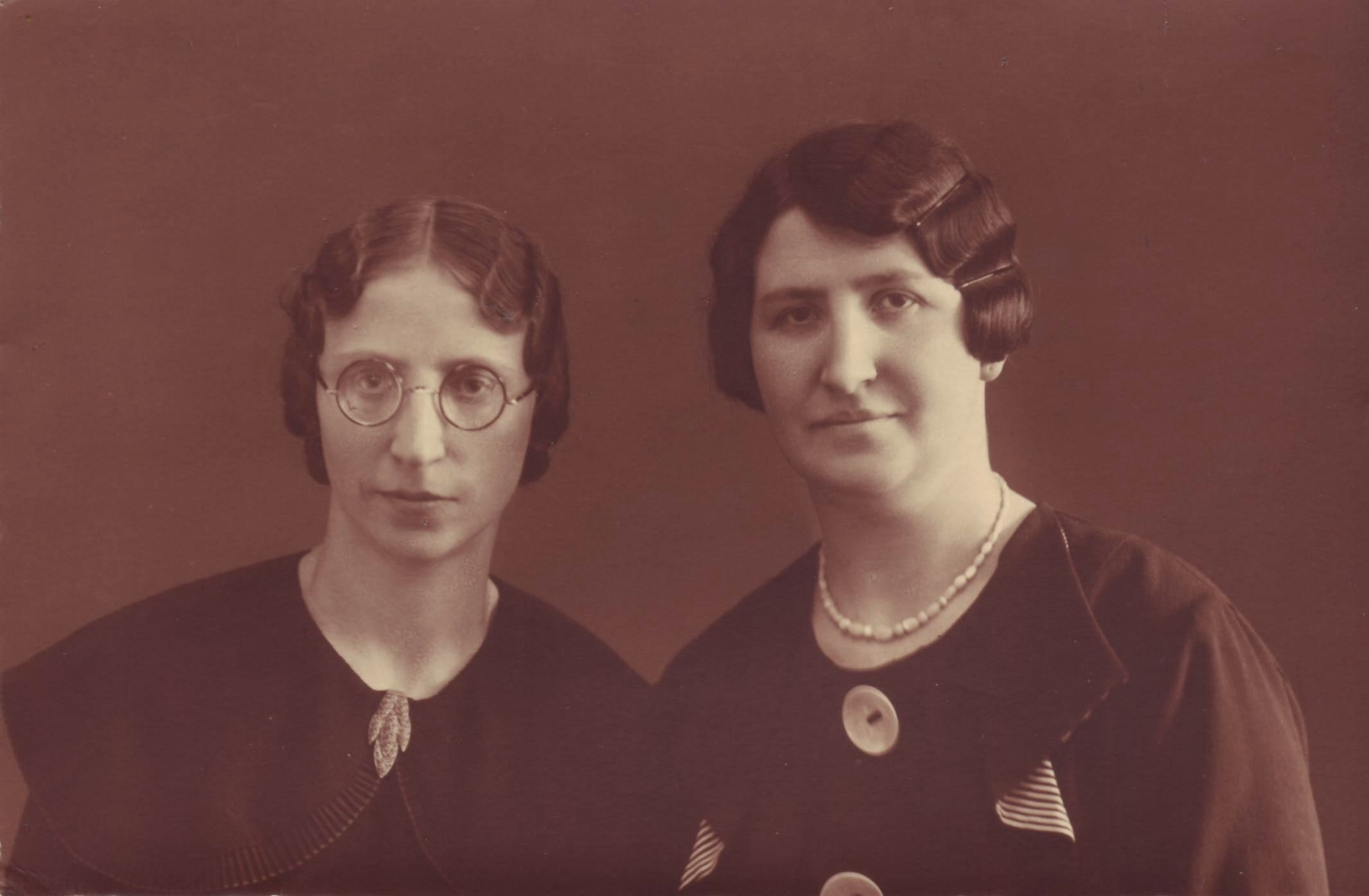 Maria Elisabeth Johanna Helsloot 1907 en Maria Theresia Helsloot 1904 (24-05-1936)