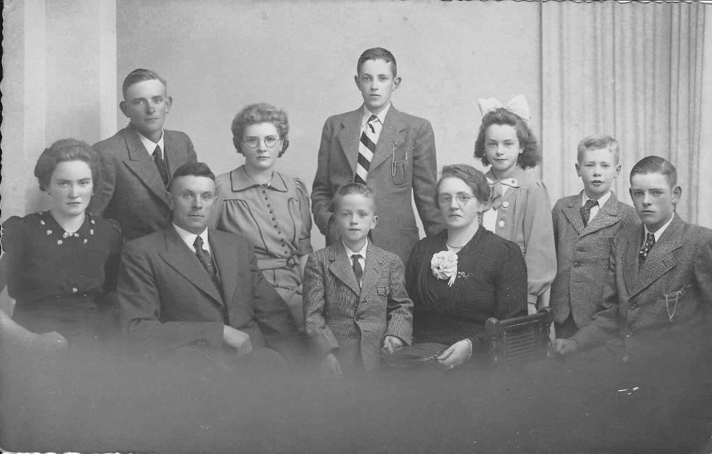 Klik voor foto in apart venster maria_petronella_helsloot_1895_gezin.jpg