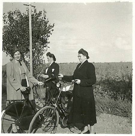 Klik voor foto in apart venster maria_petronella_helsloot_1895_met_cornelis_en_helena_oosterwijk.jpg