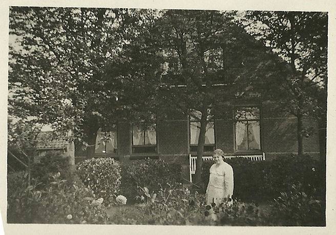 Klik voor foto in apart venster maria_petronella_helsloot_1895_voor_boerderij_welgelegen.jpg
