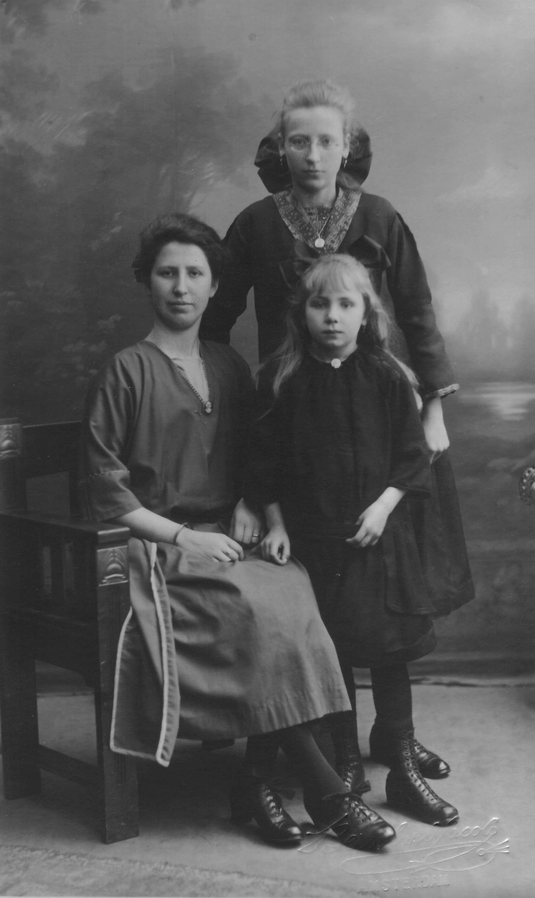 Maria Theresia Helsloot 1904, Maria Elisabeth Johanna Helsloot 1907 en Helena Margaretha Jansen