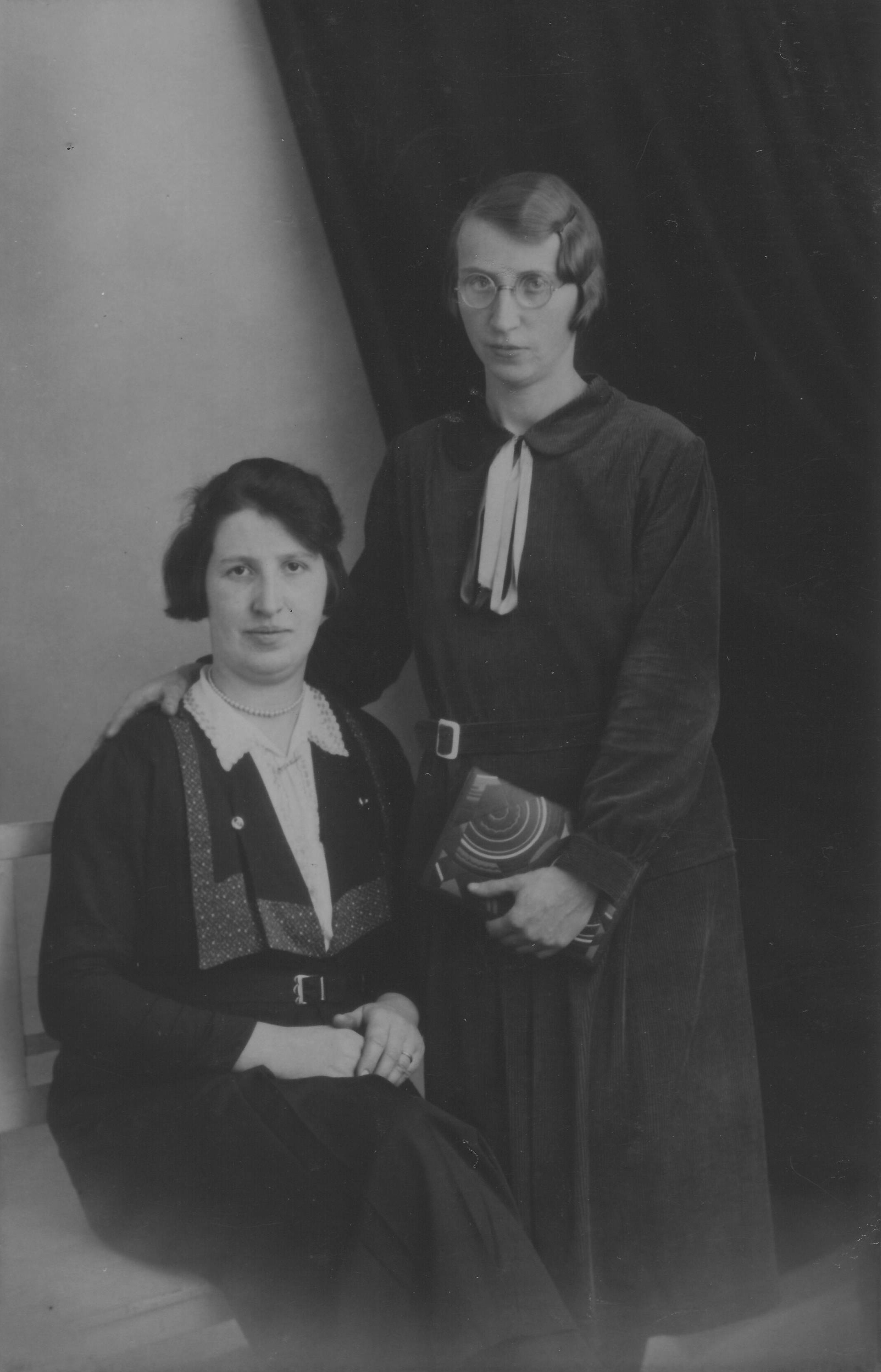 Maria Theresia Helsloot 1904 en Maria Elisabeth Johanna Helsloot 1907 (14 december 1932)