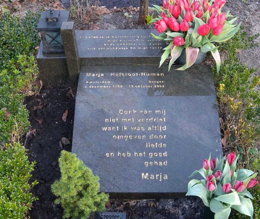 Klik voor foto in apart venster marja_numan_grafsteen.jpg