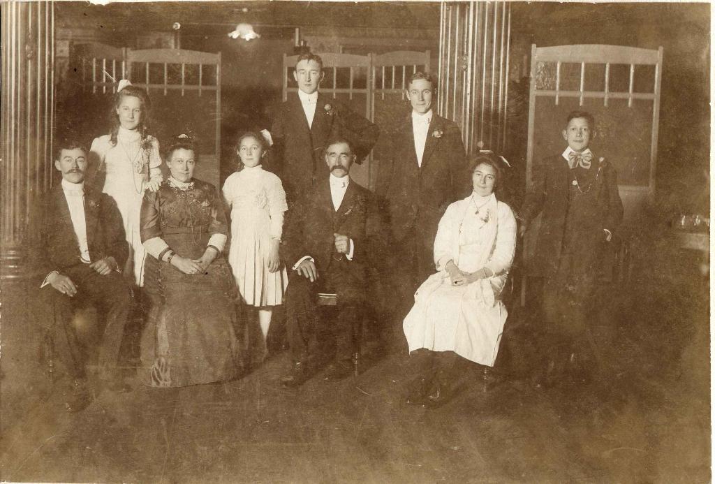 Theodorus Helsloot 1860 met gezin (1911)