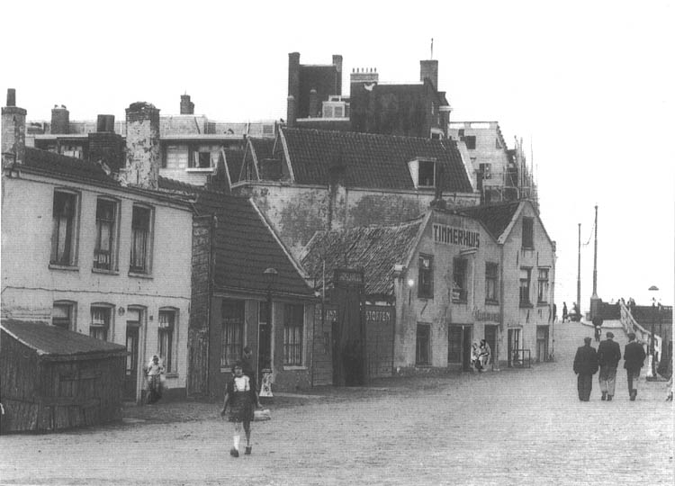 Voormalige herberg De Drie Baarsjes in gebruik als timmerhuis (1941)