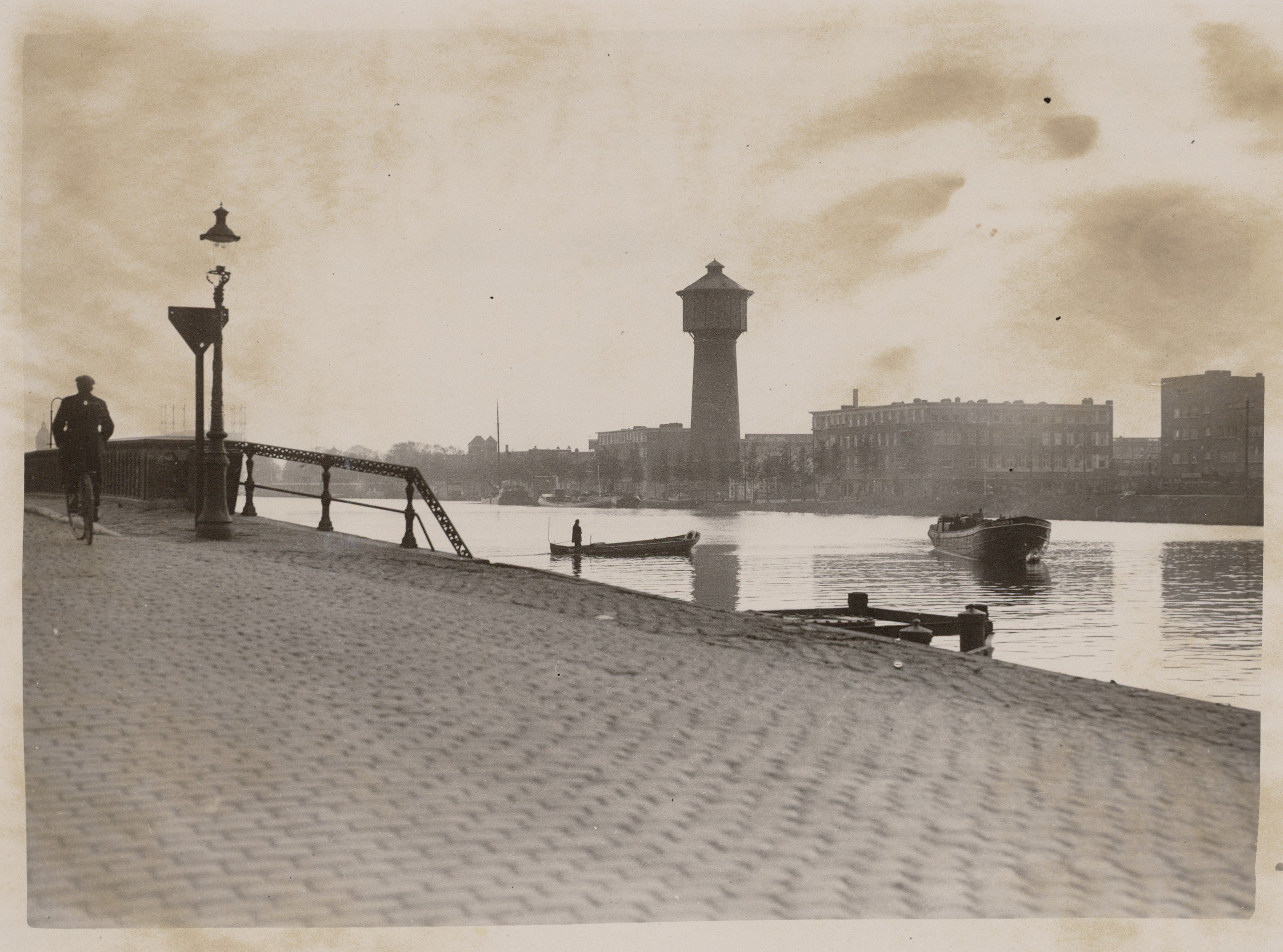 Watertoren, Amsteldijk met rechts ingang Vrijheidslaan