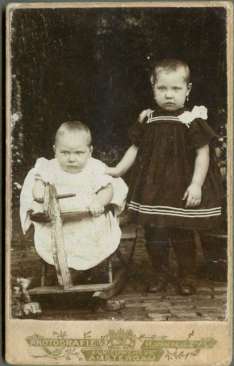 Klik voor foto in apart venster wijnanda_johanna_helsloot_1896_en_anthonius_nicolaas_helsloot_1897.jpg