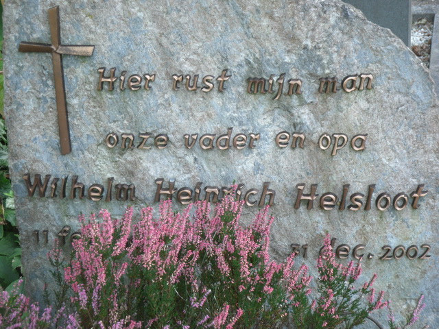 Klik voor foto in apart venster wilhelm_heinrich_helsloot_1929_grafsteen.jpg