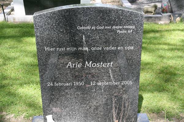 arie_mostert_grafsteen.jpg