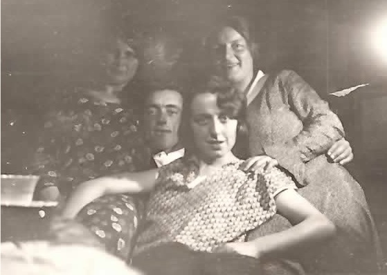 grietje_den_houter__leendert_van_der_torre_1903__johanna_maria_van_der_torre_1908_en_dirkje_van_der_torre_1904.jpg