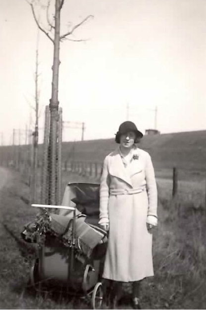 johanna_maria_van_der_torre_1908_en_johanna_maria_van_oosten_1933_bij_spoorlijn_zaandam__ca1934_.jpg